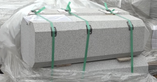 На набережную Сухума начали завозить гранит из Башкортостана