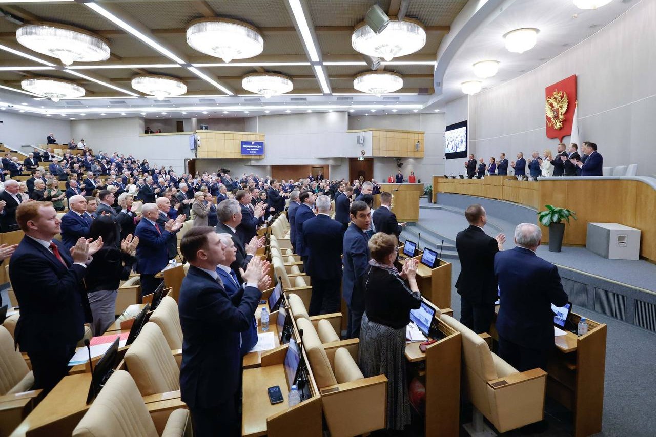 Госдума приняла в первом чтении законопроекты, увязывающие право мигрантов на работу с доходами семьи