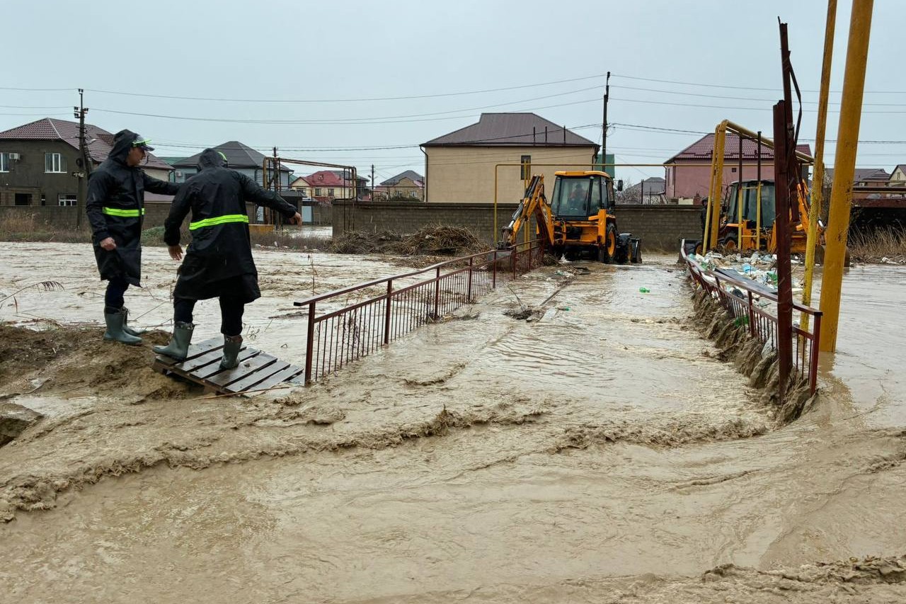 В Дагестане из-за сильнейших дождей и ветра ввели режим повышенной готовности, без света остаются более полумиллиона абонентов