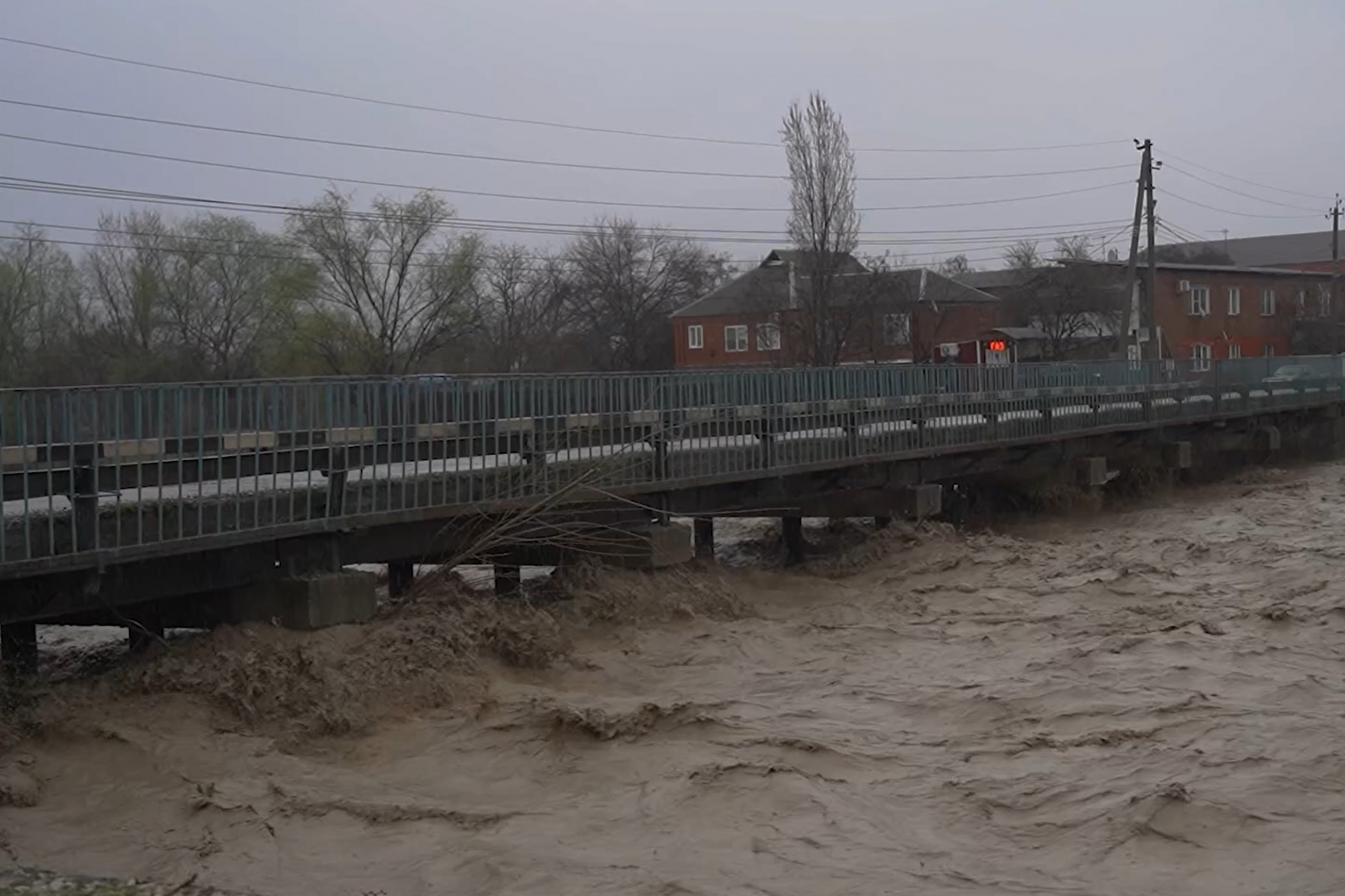 В Чечне из-за паводков повреждены 17 мостов, эвакуированы жители двух сел, введен режим ЧС