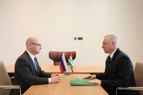 Бадра Гунба и Сергей Кириенко обсудили развитие сотрудничества России и Абхазии на встрече в аэропорту Сухума