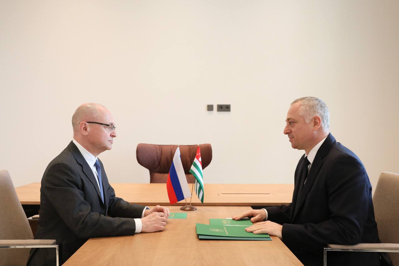 Бадра Гунба и Сергей Кириенко обсудили развитие сотрудничества России и Абхазии на встрече в аэропорту Сухума