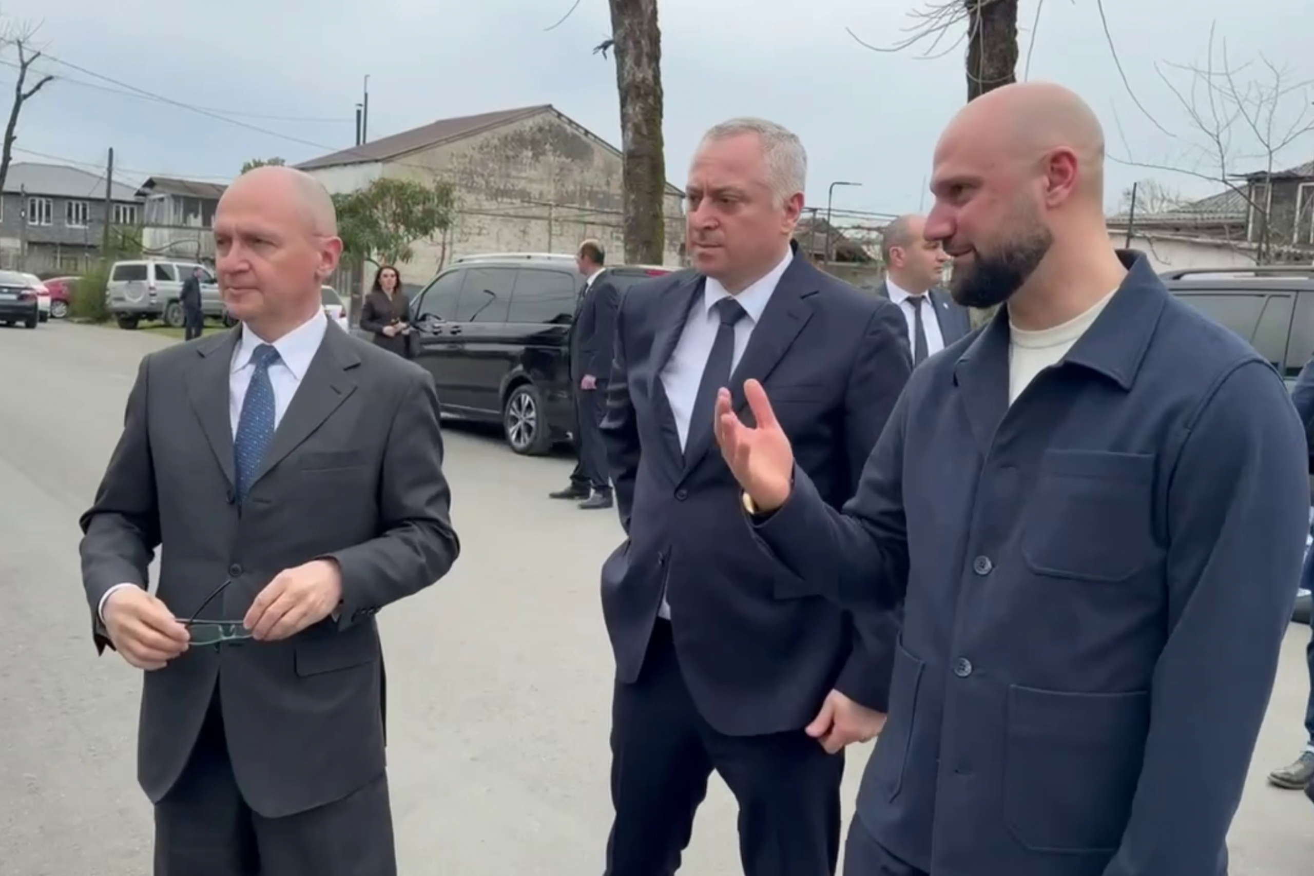 Бадра Гунба и Сергей Кириенко проверили ход реконструкции дорог в Абхазии