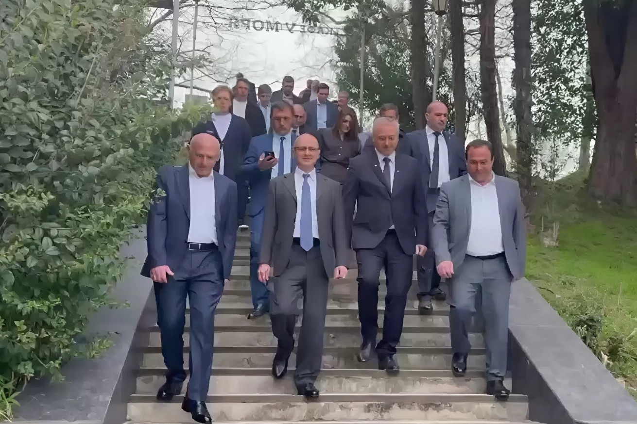 Бадра Гунба и Сергей Кириенко осмотрели проект реконструкции набережной в Гудауте