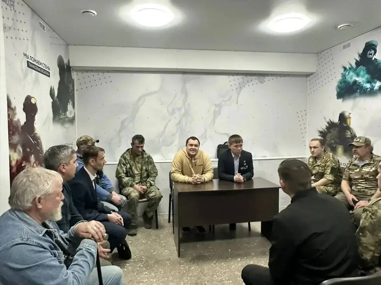 В Крымском районе Герой России обсудил с участниками СВО поддержку семей и трудоустройство