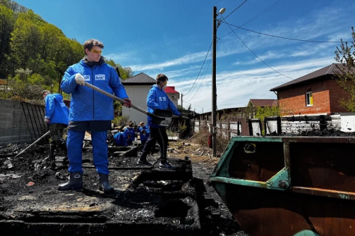 «Единая Россия» и «Молодая Гвардия» помогают жителям Туапсе и Агоя ликвидировать последствия атак БПЛА