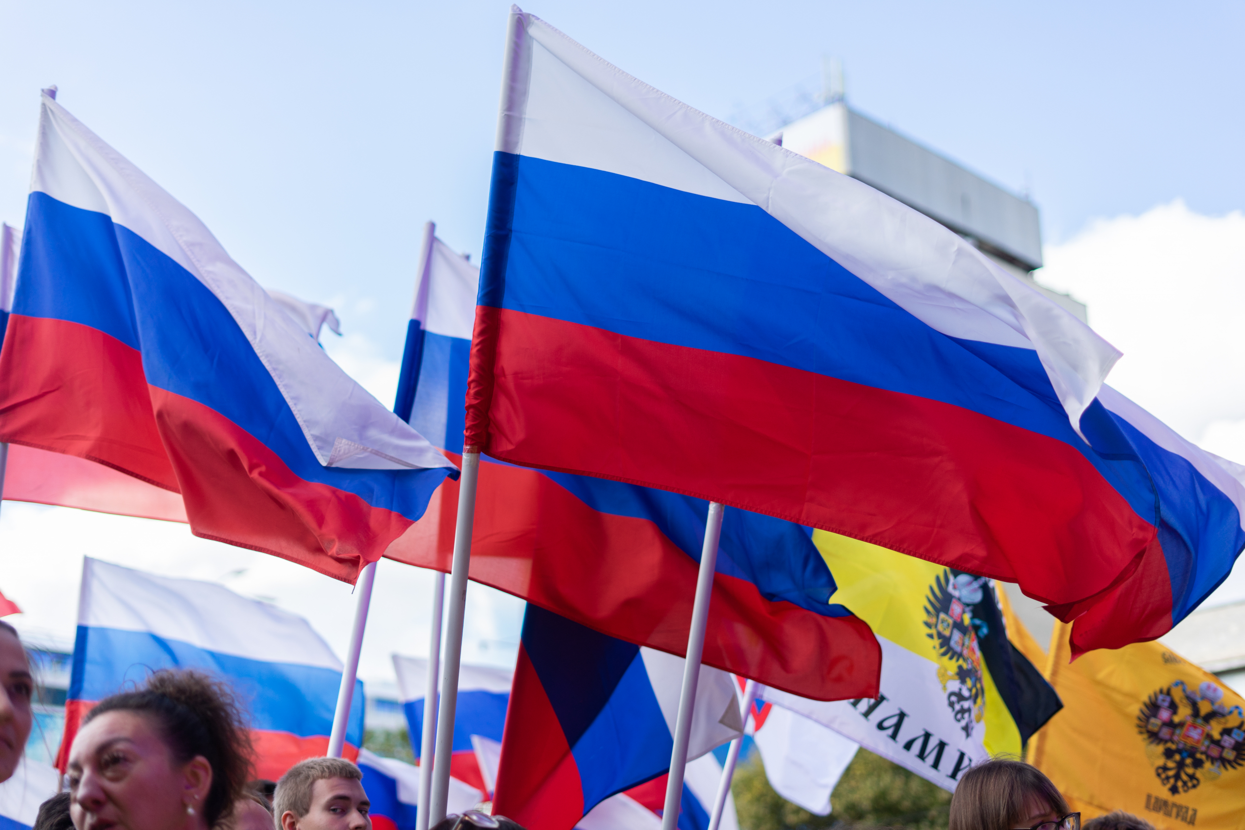 Госдума одобрила в первом чтении законопроект об обязательном использовании флага России на спортивных объектах и соревнованиях