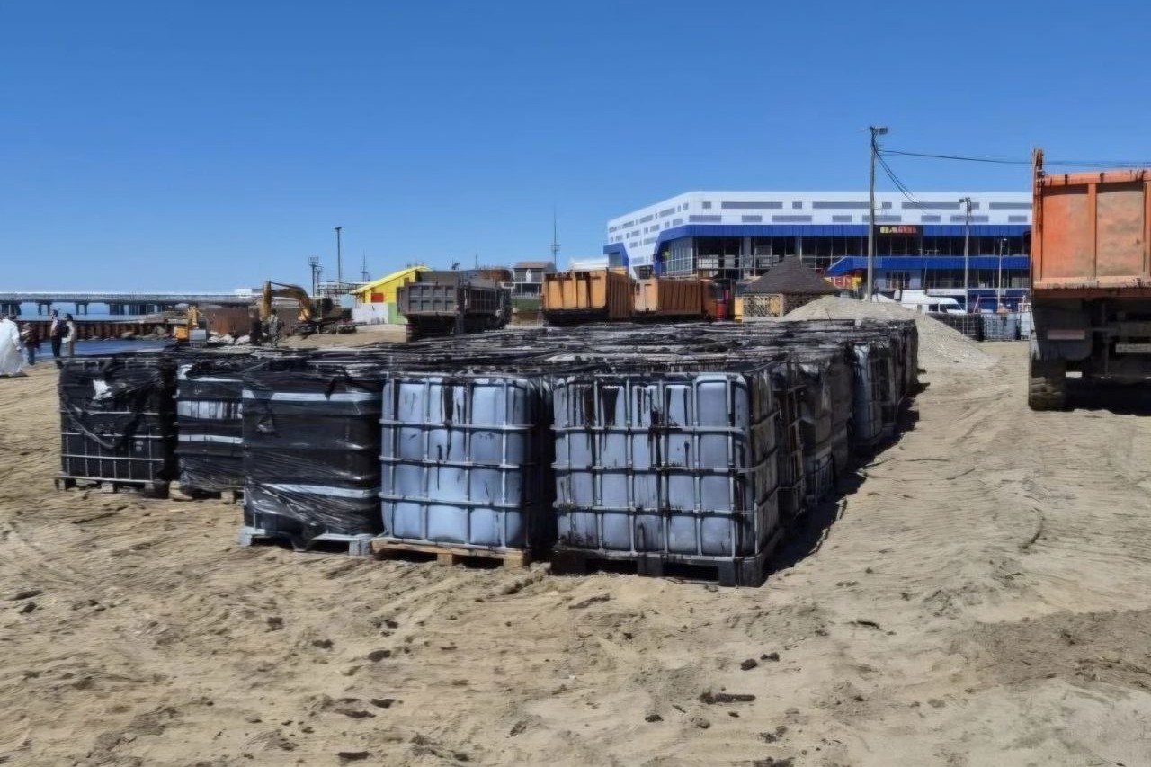 В Туапсе круглосуточно ликвидируют разлив нефтепродуктов после атаки БПЛА: убрано 2,5 тыс. кубометров загрязнённого грунта