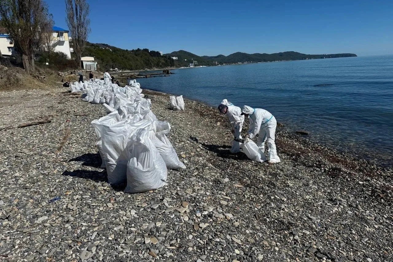 Ликвидация последствий атаки БПЛА в Туапсе: с места разлива нефтепродуктов вывезли более 3 тыс. кубометров загрязнённого грунта