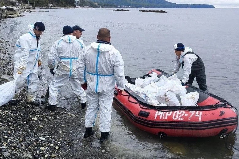 В Туапсинском округе завершили уборку на четырёх участках локальных выбросов нефтепродуктов