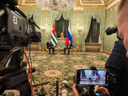 Путин поблагодарил главу Абхазии за участие в праздновании Дня Победы