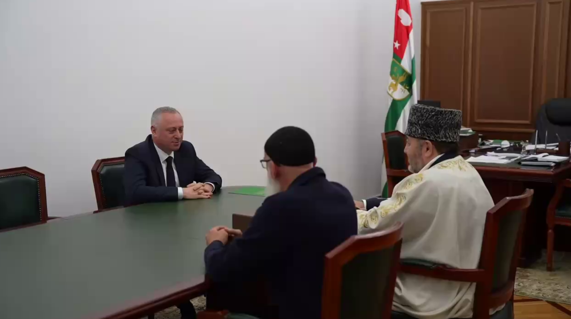 Президент Абхазии встретился с муфтием Карачаево-Черкесии