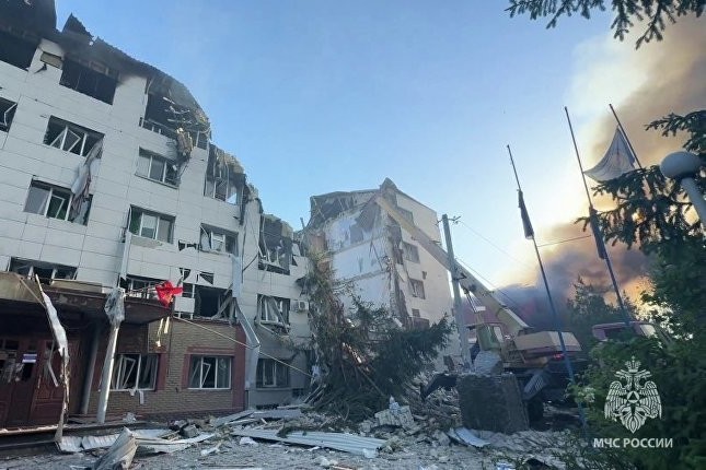 Спасатели извлекли тело погибшего из-под завалов колледжа в Старобельске