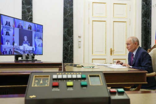 Путин поручил разделить филфаки и увеличить часы на русский язык для начальной школы