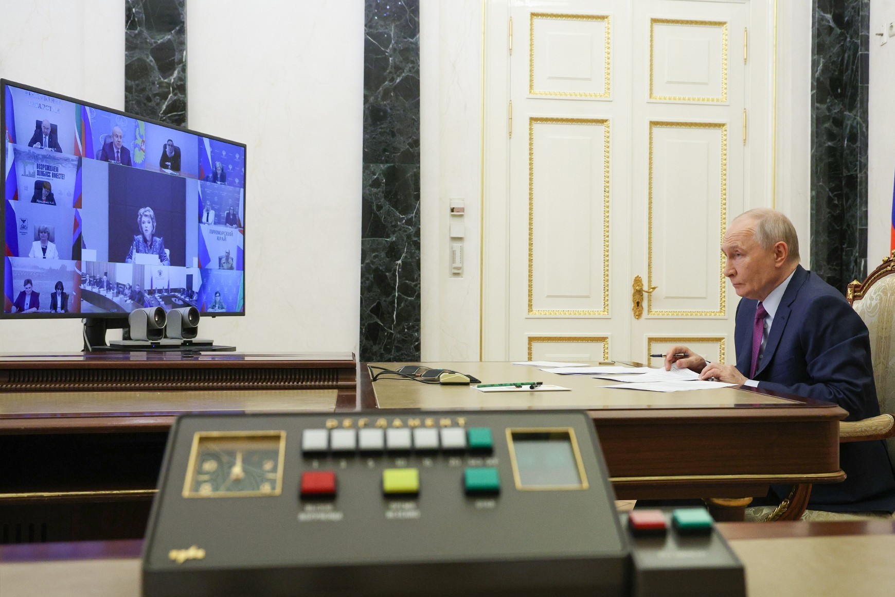 Путин поручил разделить филфаки и увеличить часы на русский язык для начальной школы