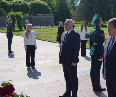 Бадра Гунба на ПМЭФ посетил Пискарёвское кладбище