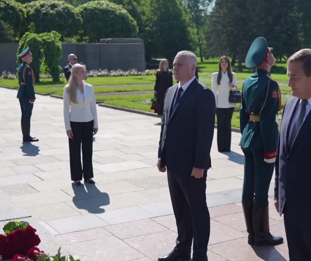 Бадра Гунба на ПМЭФ посетил Пискарёвское кладбище