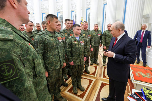 Владимир Путин подбодрил разволновавшегося морпеха на встрече в День России