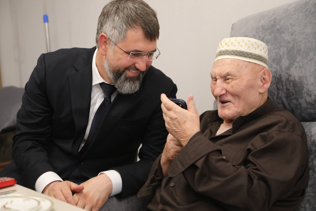 Премьер Дагестана вручил ключи от новой квартиры 102-летнему ветерану ВОВ