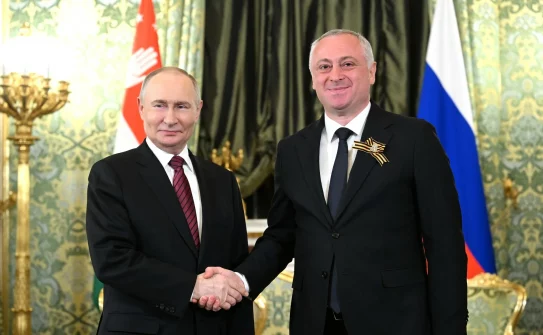 Путин и Гунба обменялись поздравлениями в День признания независимости