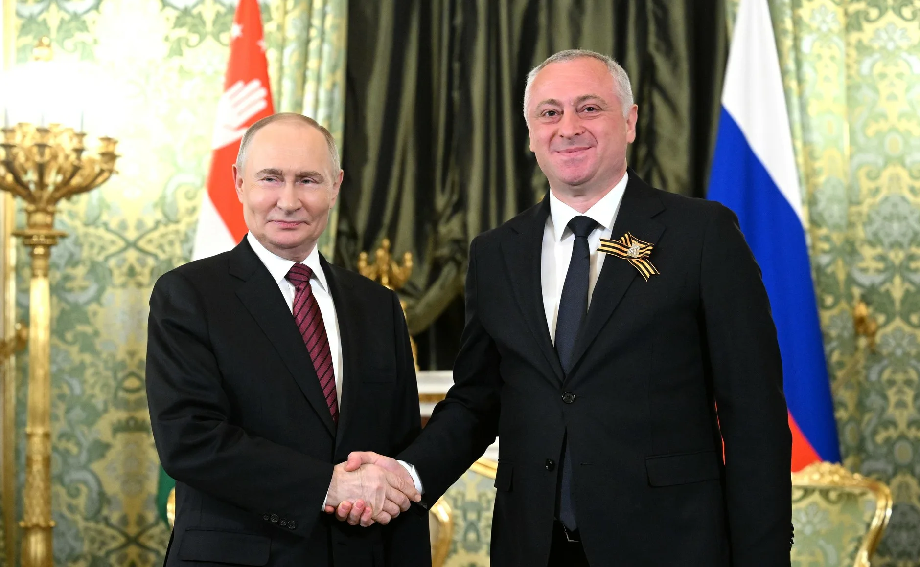 Путин и Гунба обменялись поздравлениями в День признания независимости