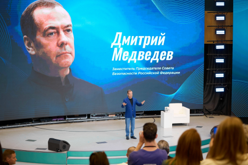 Медведев заявил о неизбежной победе России в горячей и экономической войнах