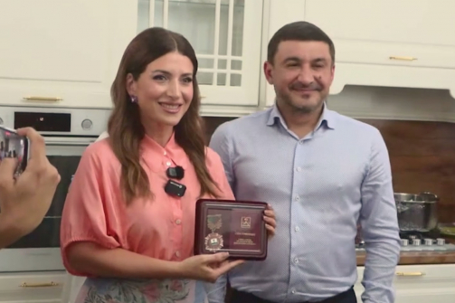 Певица Жасмин передала ключи от домов пострадавшим от наводнения и обсудила ремонт детсада в Дагестане