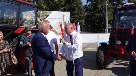 По просьбе жителей Славянского района сельским поселениям передали два трактора