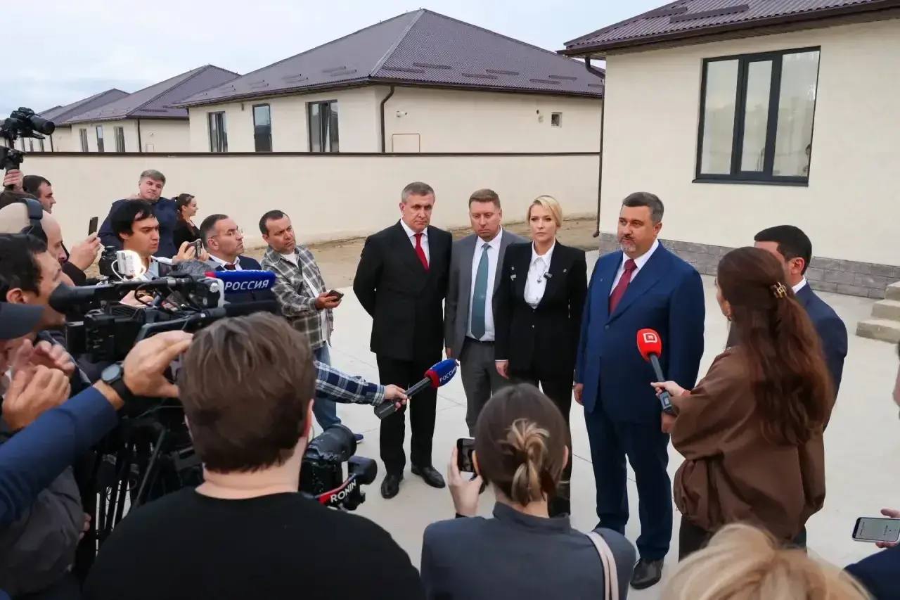 В Мамедкале 52 семьи получили ключи от новых домов после наводнения