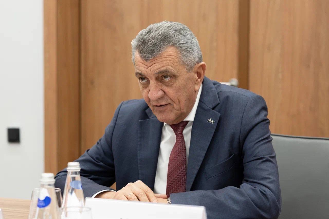 Меняйло поручил подготовить предложения по режиму работы кафе и ресторанов в Северной Осетии