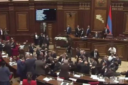 Депутаты правящей партии и оппозиции подрались в парламенте Армении